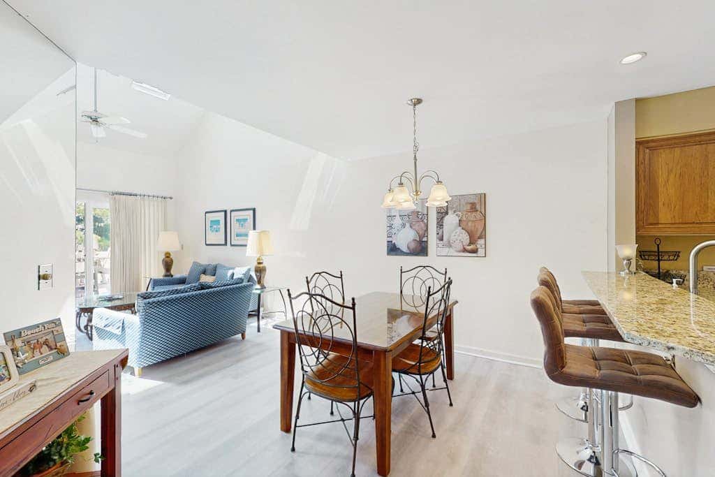 Second Floor Condo with Free WiFi, Shared Pool, Hot Tub, Balcony, Golf Course View