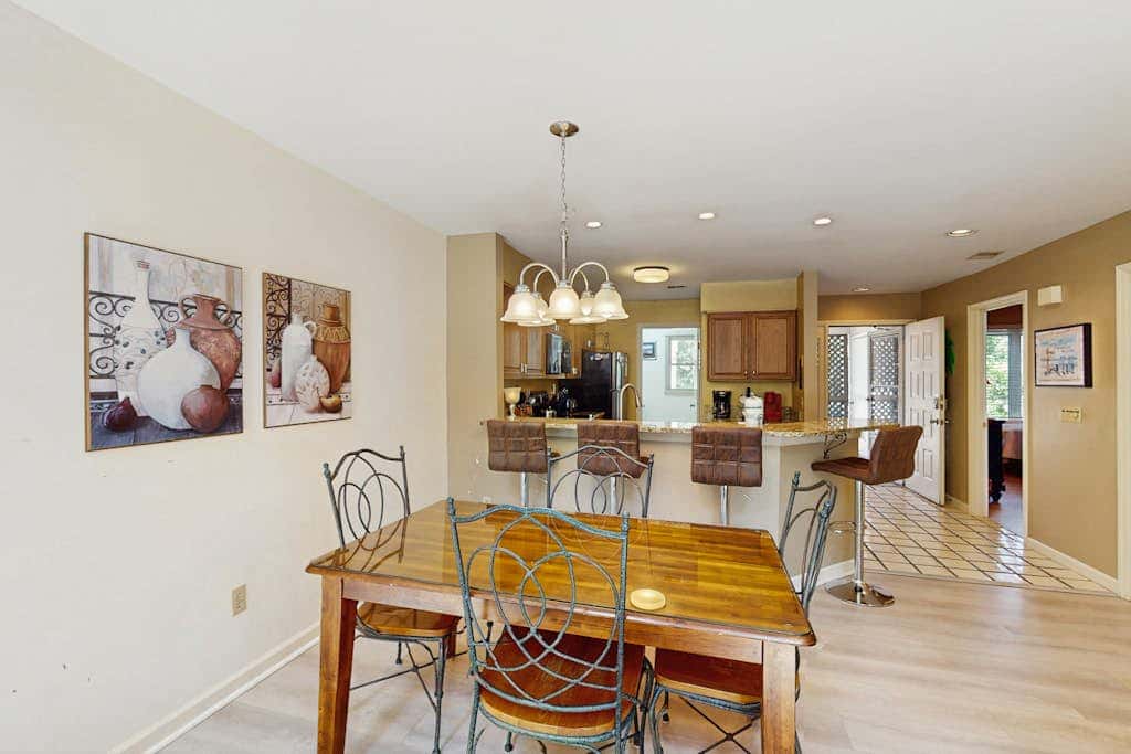 Second Floor Condo with Free WiFi, Shared Pool, Hot Tub, Balcony, Golf Course View