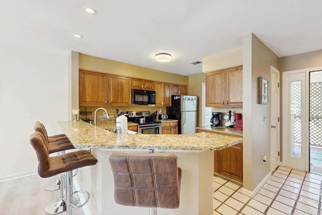 Second Floor Condo with Free WiFi, Shared Pool, Hot Tub, Balcony, Golf Course View