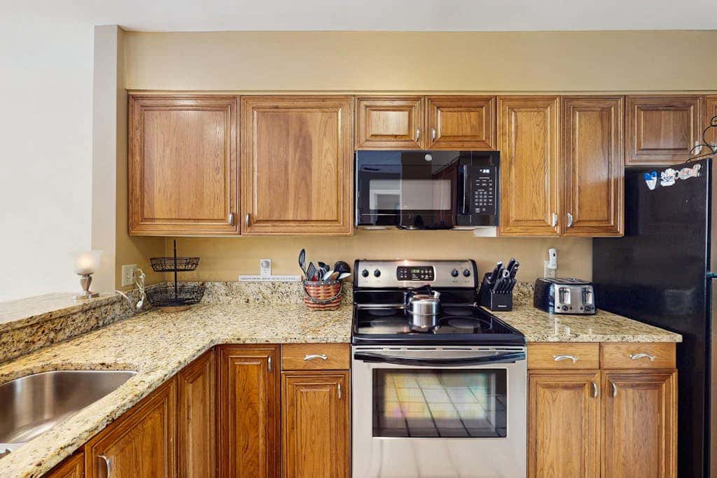 Second Floor Condo with Free WiFi, Shared Pool, Hot Tub, Balcony, Golf Course View