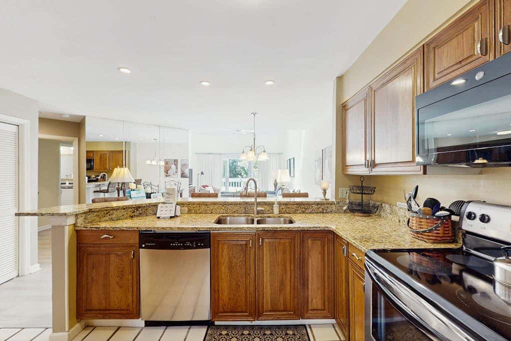 Second Floor Condo with Free WiFi, Shared Pool, Hot Tub, Balcony, Golf Course View