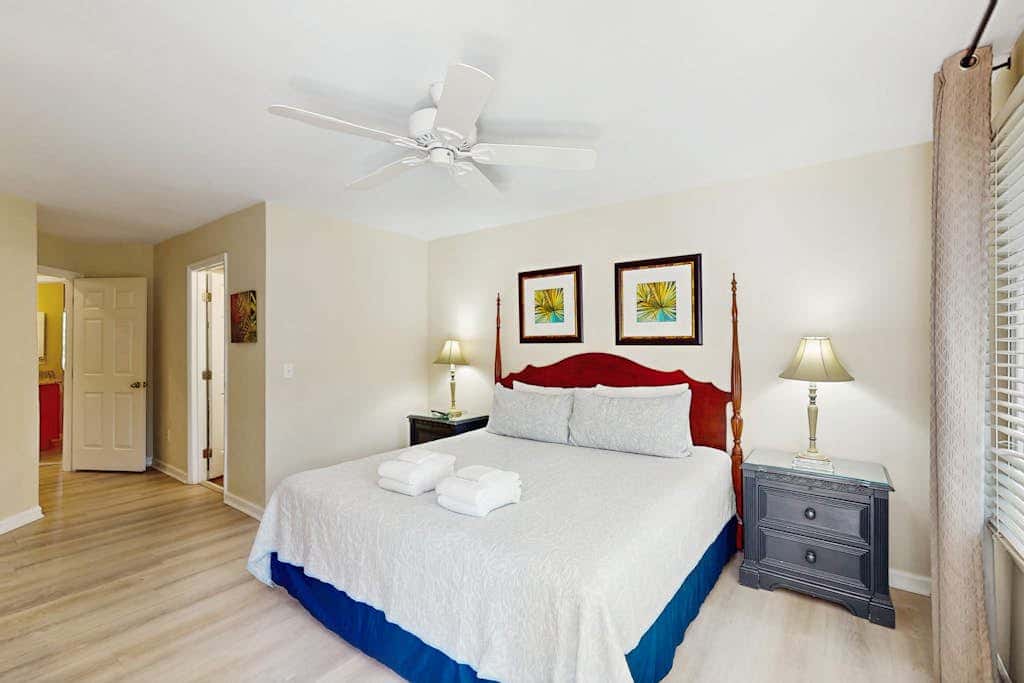 Second Floor Condo with Free WiFi, Shared Pool, Hot Tub, Balcony, Golf Course View