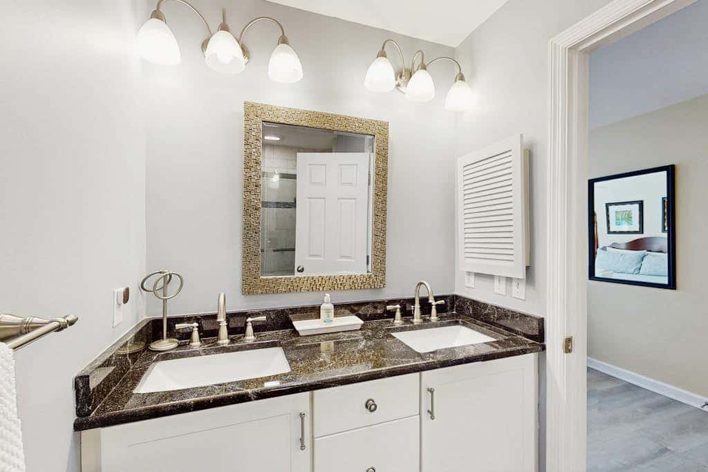 Second Floor Condo with Free WiFi, Shared Pool, Hot Tub, Balcony, Golf Course View