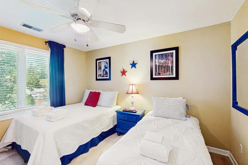 Second Floor Condo with Free WiFi, Shared Pool, Hot Tub, Balcony, Golf Course View