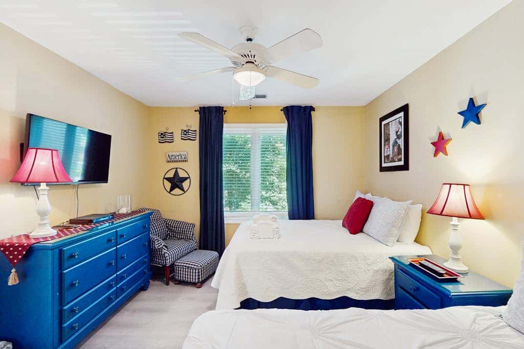 Second Floor Condo with Free WiFi, Shared Pool, Hot Tub, Balcony, Golf Course View