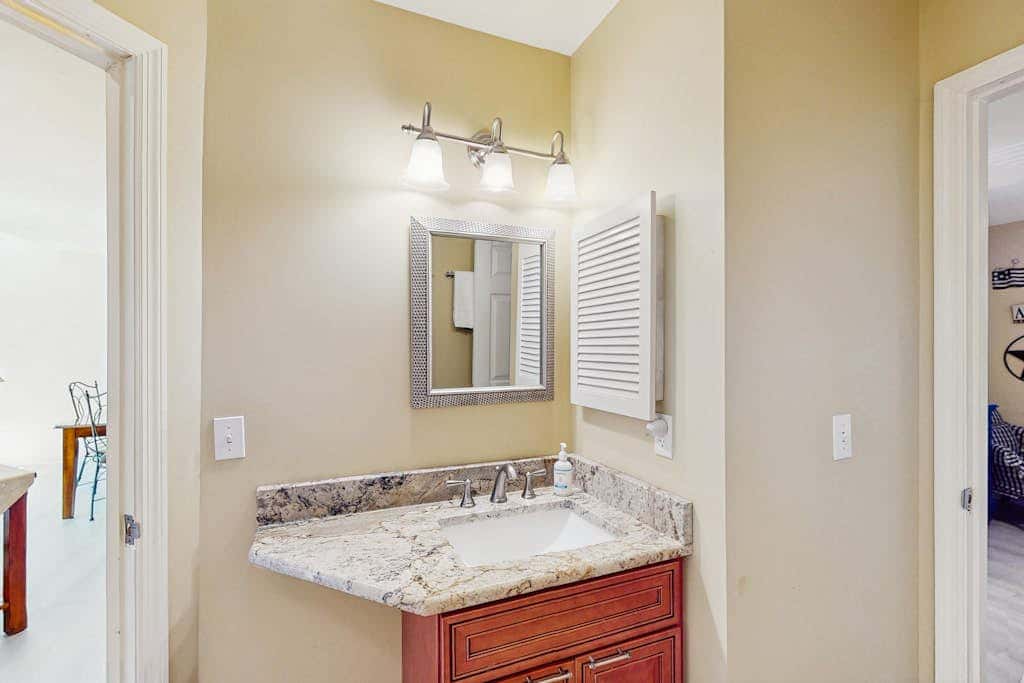 Second Floor Condo with Free WiFi, Shared Pool, Hot Tub, Balcony, Golf Course View