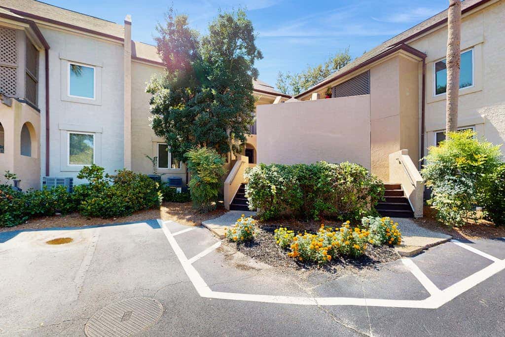 Second Floor Condo with Free WiFi, Shared Pool, Hot Tub, Balcony, Golf Course View