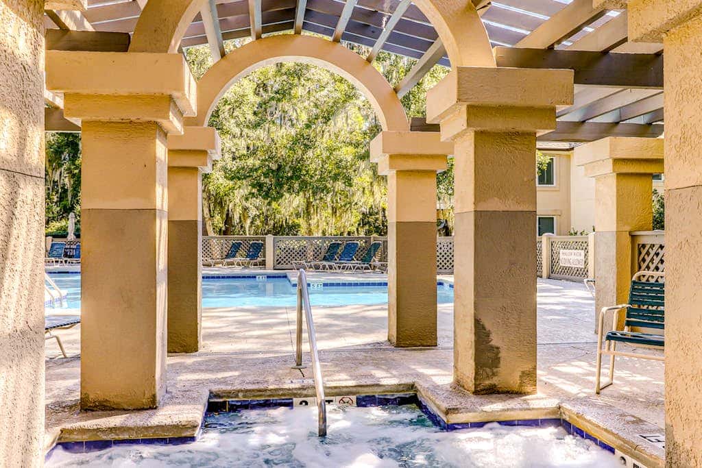 Second Floor Condo with Free WiFi, Shared Pool, Hot Tub, Balcony, Golf Course View