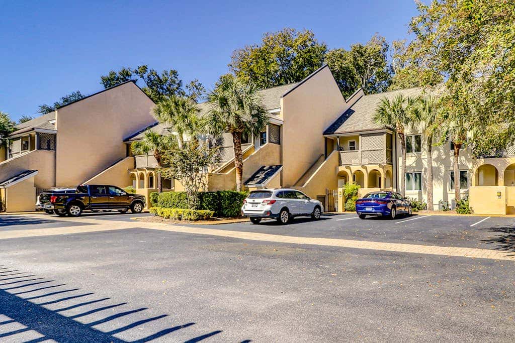 Second Floor Condo with Free WiFi, Shared Pool, Hot Tub, Balcony, Golf Course View