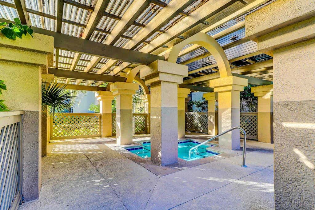 Second Floor Condo with Free WiFi, Shared Pool, Hot Tub, Balcony, Golf Course View
