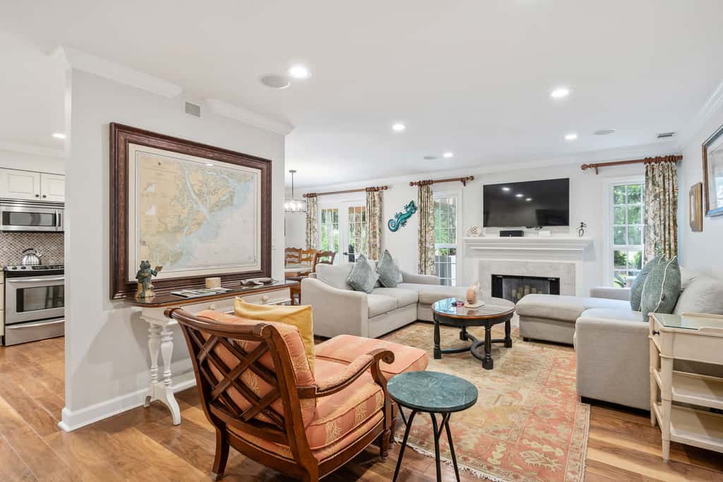 Dog friendly villa with shared pool, WiFi, private washer and dryer, and central AC