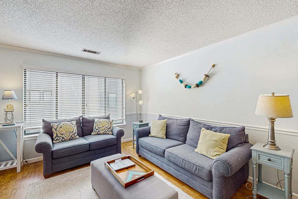 Serene, updated villa with WiFi, washer & dryer, central AC & pool