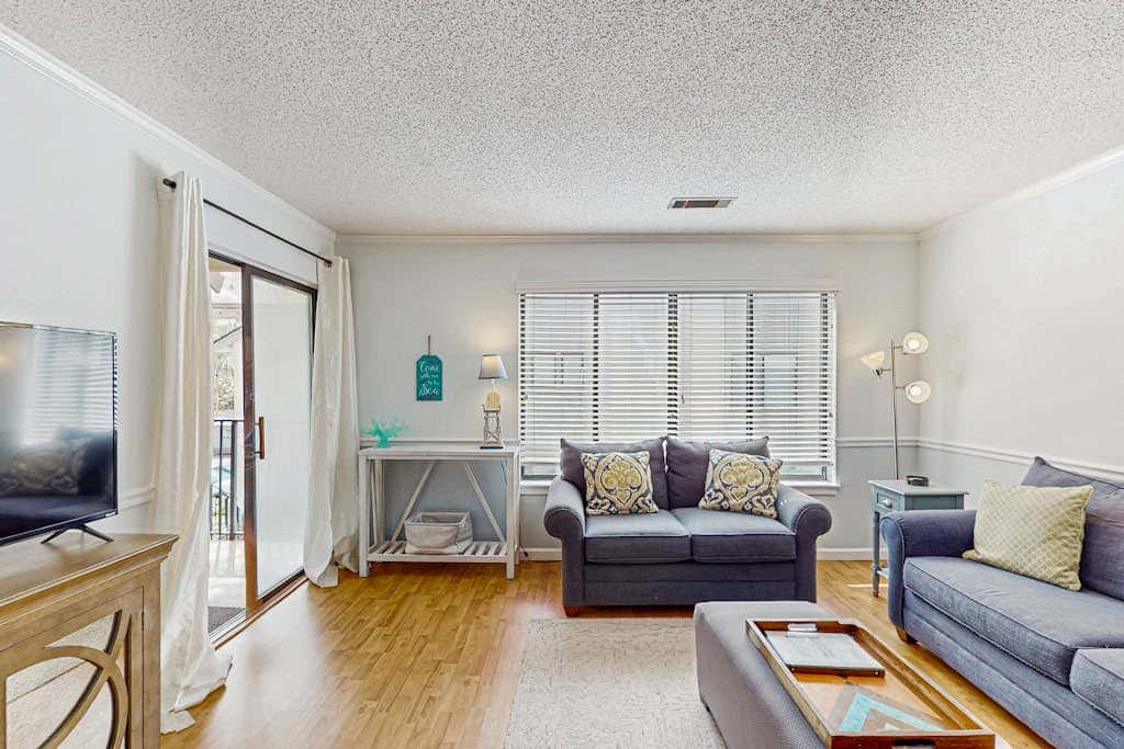 Serene, updated villa with WiFi, washer & dryer, central AC & pool