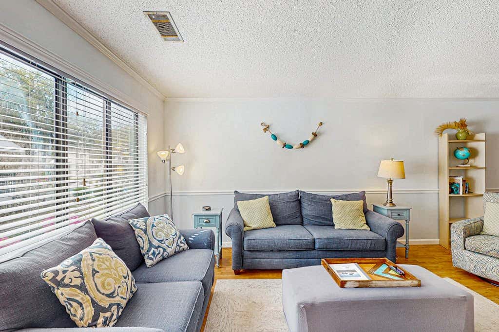 Serene, updated villa with WiFi, washer & dryer, central AC & pool