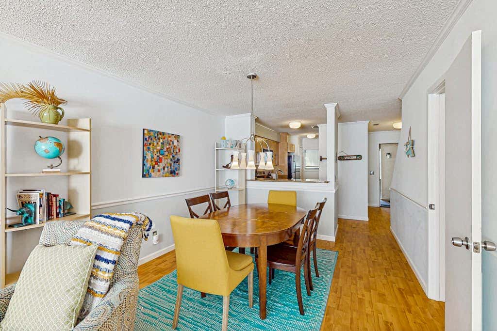 Serene, updated villa with WiFi, washer & dryer, central AC & pool