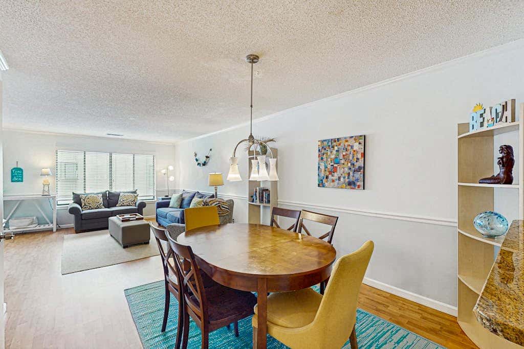 Serene, updated villa with WiFi, washer & dryer, central AC & pool