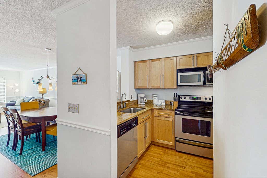Serene, updated villa with WiFi, washer & dryer, central AC & pool