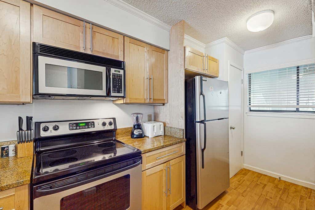 Serene, updated villa with WiFi, washer & dryer, central AC & pool