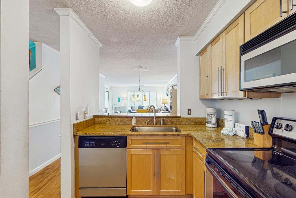 Serene, updated villa with WiFi, washer & dryer, central AC & pool