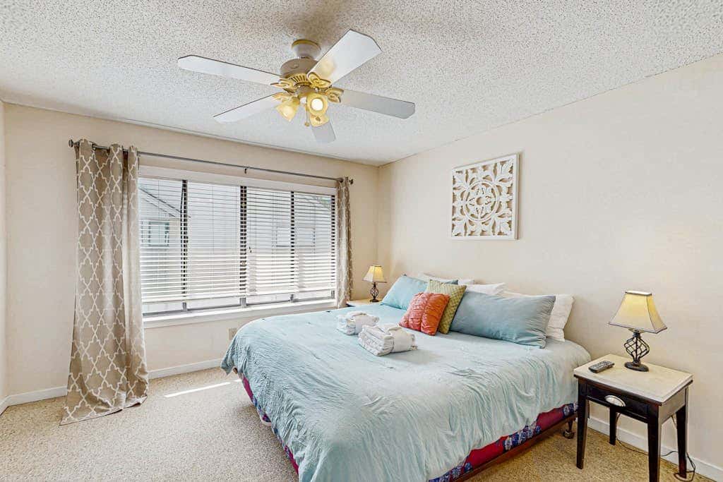 Serene, updated villa with WiFi, washer & dryer, central AC & pool