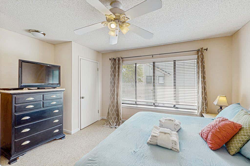 Serene, updated villa with WiFi, washer & dryer, central AC & pool