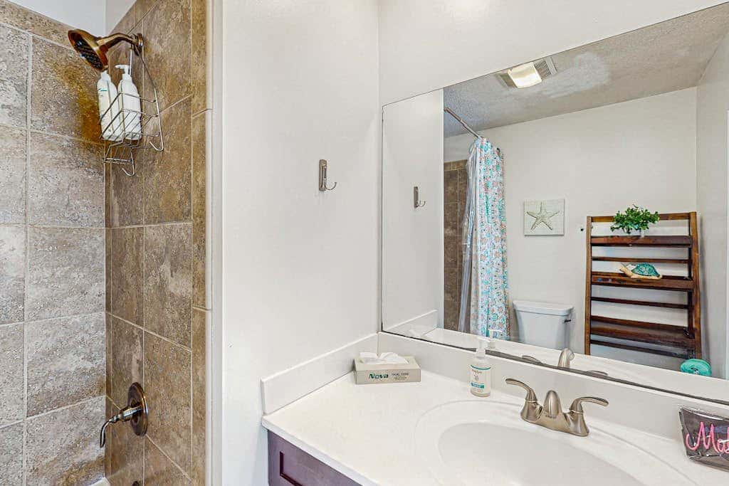 Serene, updated villa with WiFi, washer & dryer, central AC & pool