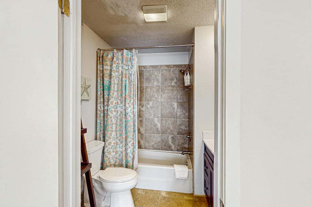 Serene, updated villa with WiFi, washer & dryer, central AC & pool