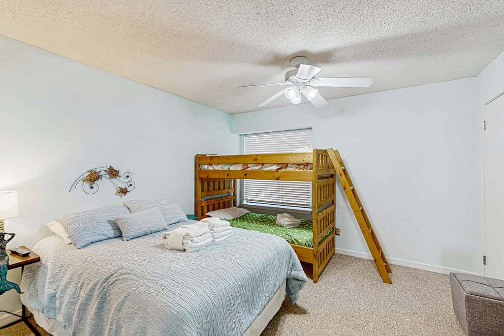 Serene, updated villa with WiFi, washer & dryer, central AC & pool