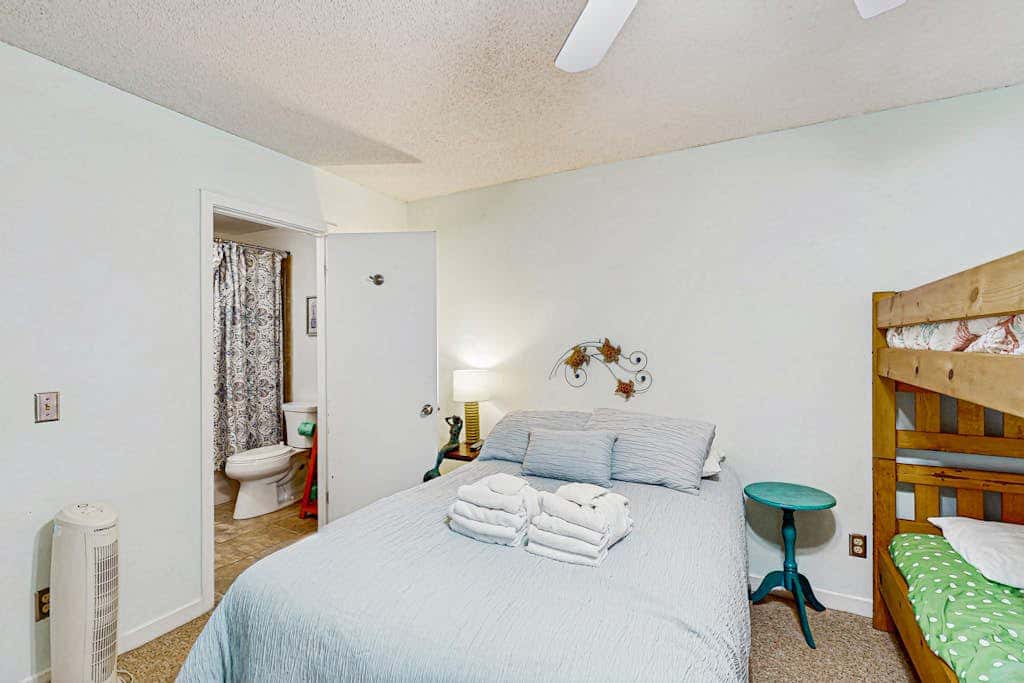 Serene, updated villa with WiFi, washer & dryer, central AC & pool