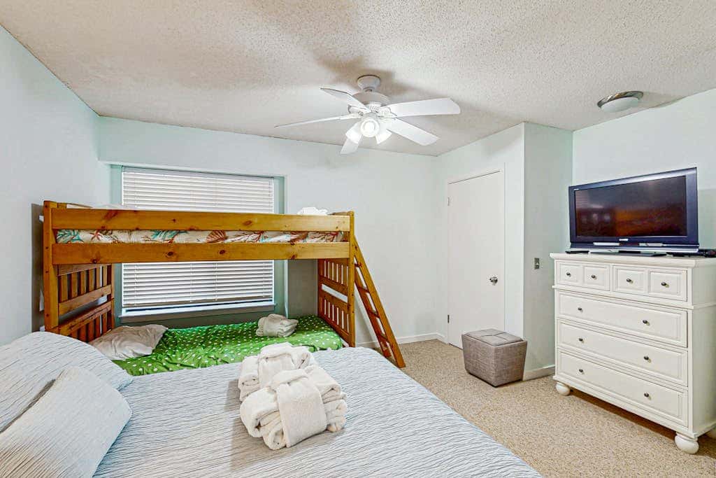 Serene, updated villa with WiFi, washer & dryer, central AC & pool