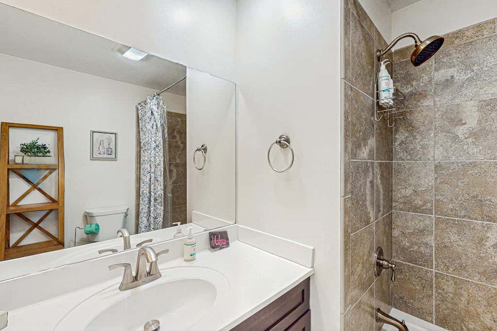 Serene, updated villa with WiFi, washer & dryer, central AC & pool