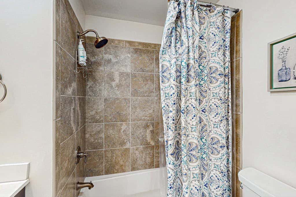 Serene, updated villa with WiFi, washer & dryer, central AC & pool