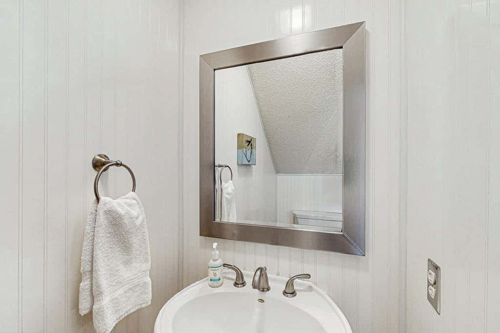 Serene, updated villa with WiFi, washer & dryer, central AC & pool