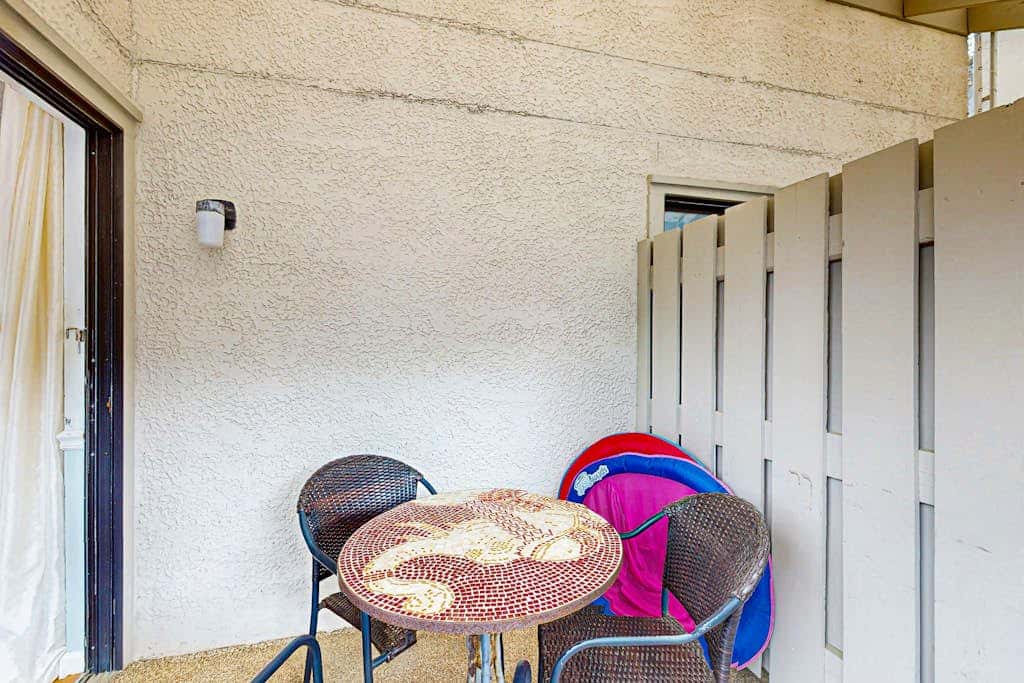 Serene, updated villa with WiFi, washer & dryer, central AC & pool