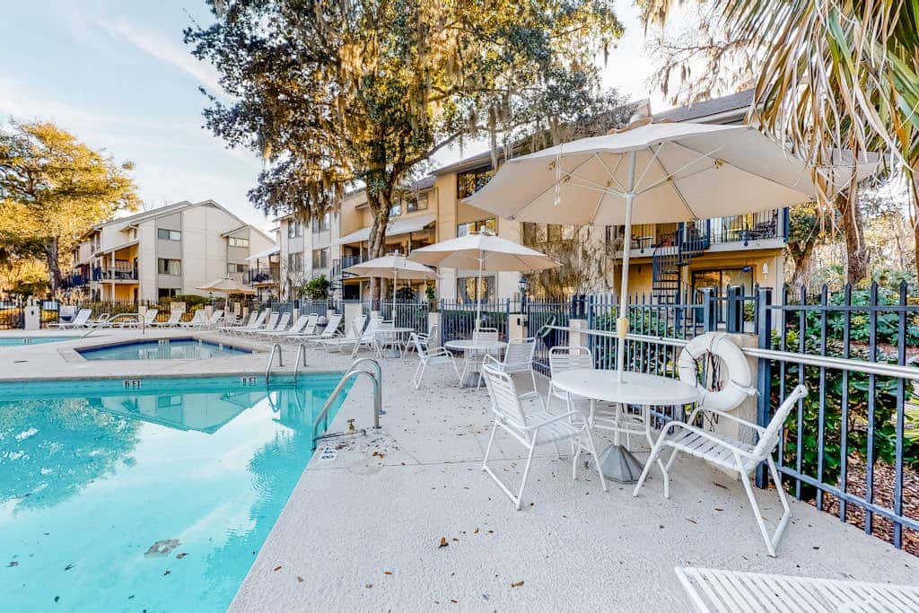 Serene, updated villa with WiFi, washer & dryer, central AC & pool