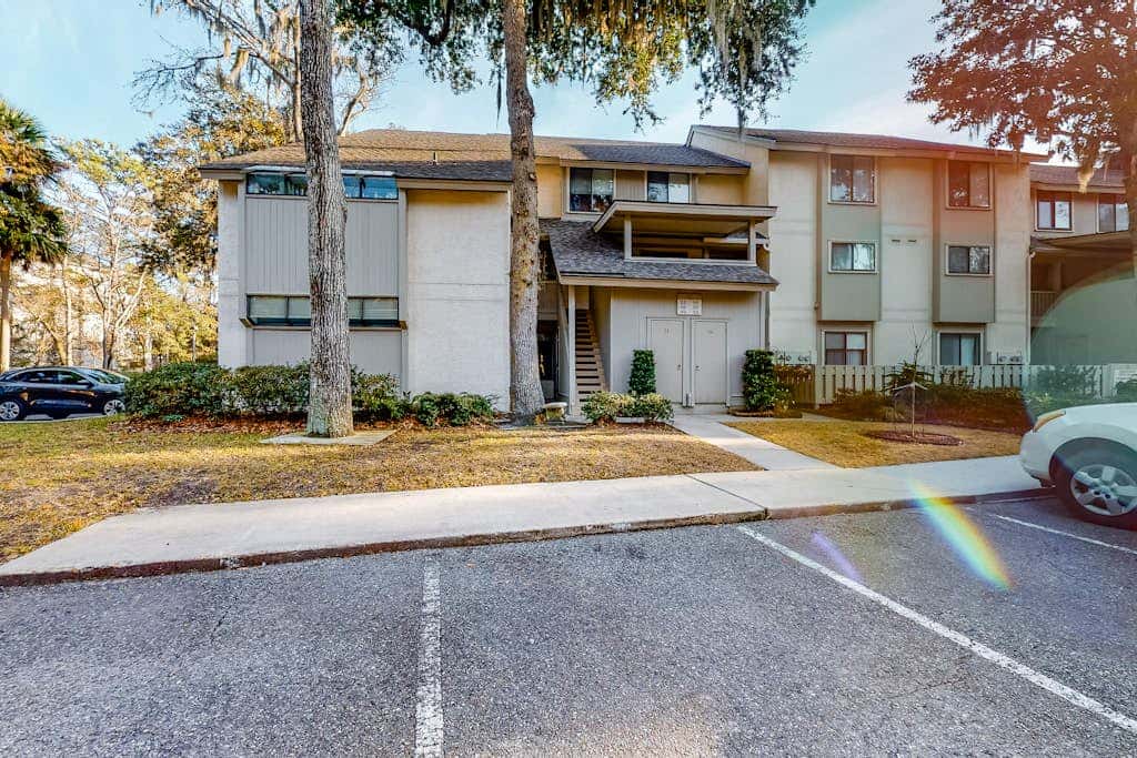 Serene, updated villa with WiFi, washer & dryer, central AC & pool