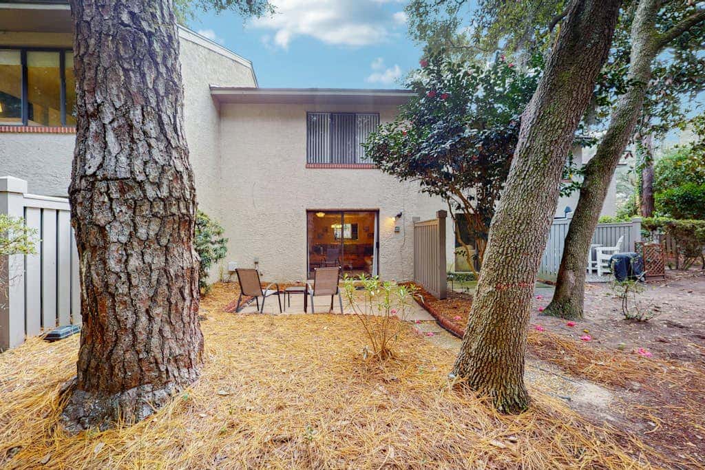 Dog Friendly Condo with Fast WiFi, a Patio, & Shared Pool Walk to the Beach