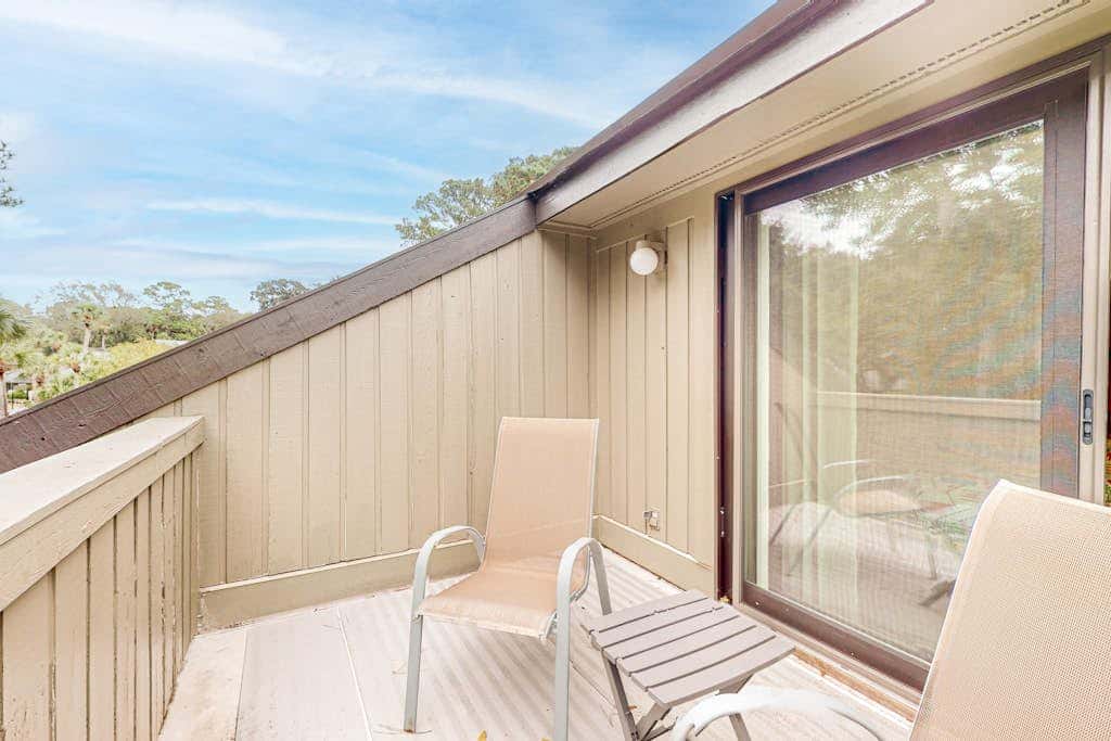 Bright & Beachy Dog Friendly Villa with Shared Pool