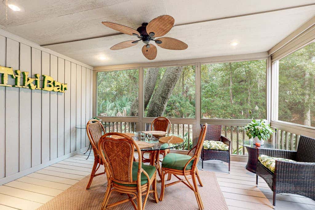Bright & Beachy Dog Friendly Villa with Shared Pool