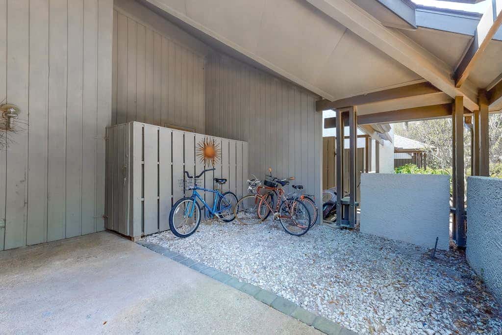 Bright & Beachy Dog Friendly Villa with Shared Pool