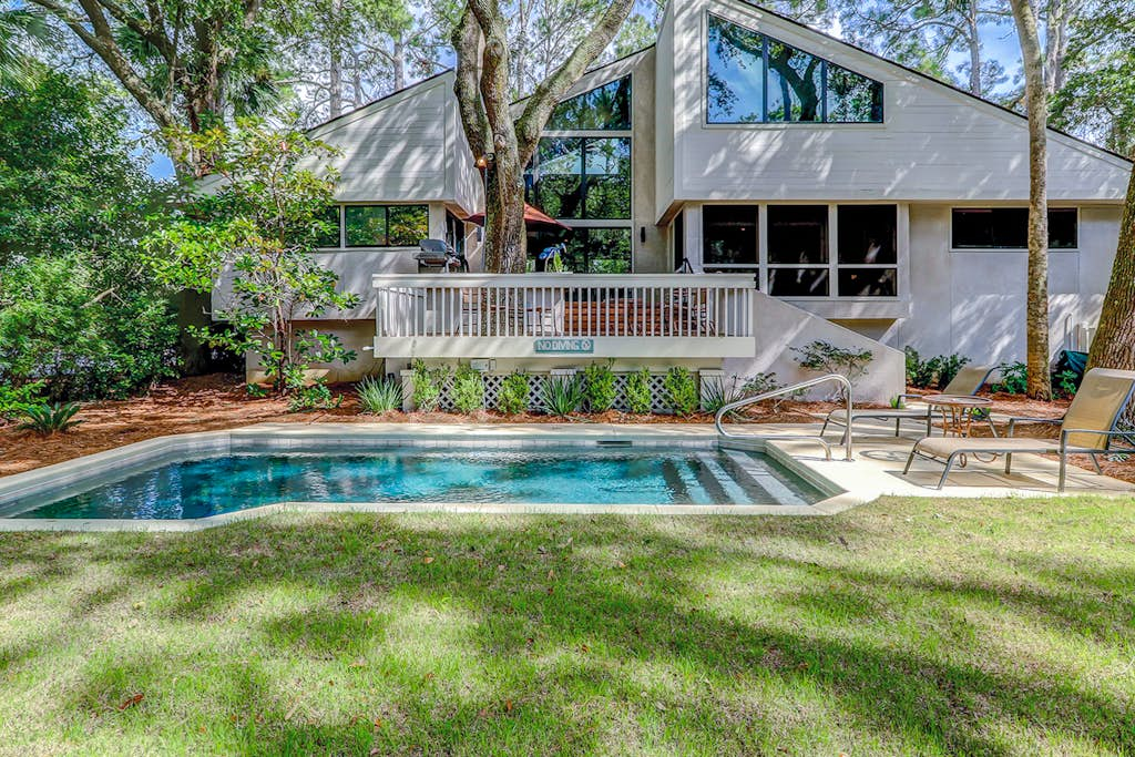 2-story house with private heated outdoor pool, stunning views & foosball