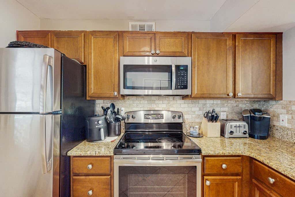 Conveniently Located Vacation Condo with Shared Pool & Tennis Court, Free WiFi, AC