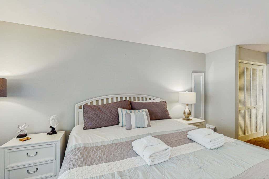 Conveniently Located Vacation Condo with Shared Pool & Tennis Court, Free WiFi, AC