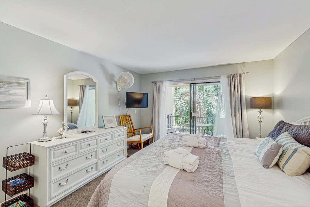 Conveniently Located Vacation Condo with Shared Pool & Tennis Court, Free WiFi, AC