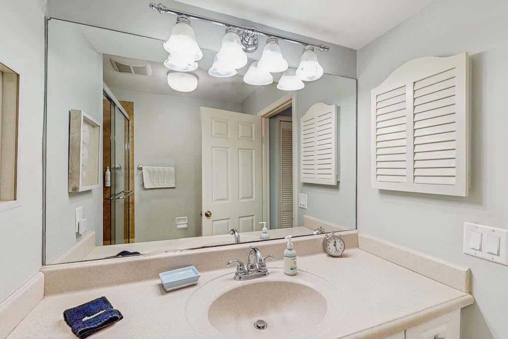 Conveniently Located Vacation Condo with Shared Pool & Tennis Court, Free WiFi, AC
