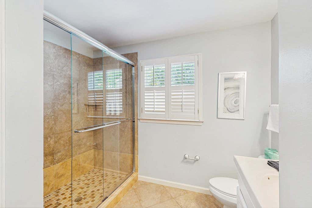 Conveniently Located Vacation Condo with Shared Pool & Tennis Court, Free WiFi, AC