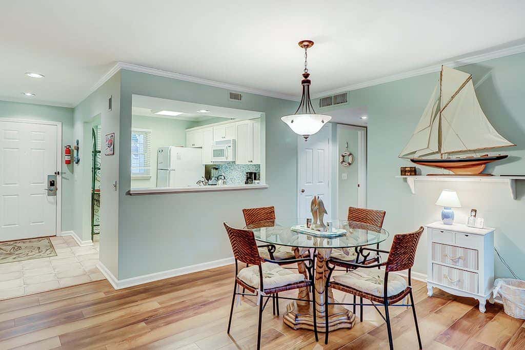 Fantastic Vacation Condo Close to Beach with Free WiFi, AC, WD, Shared Pool Tennis