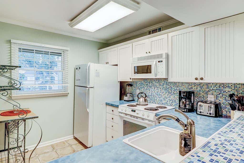 Fantastic Vacation Condo Close to Beach with Free WiFi, AC, WD, Shared Pool Tennis