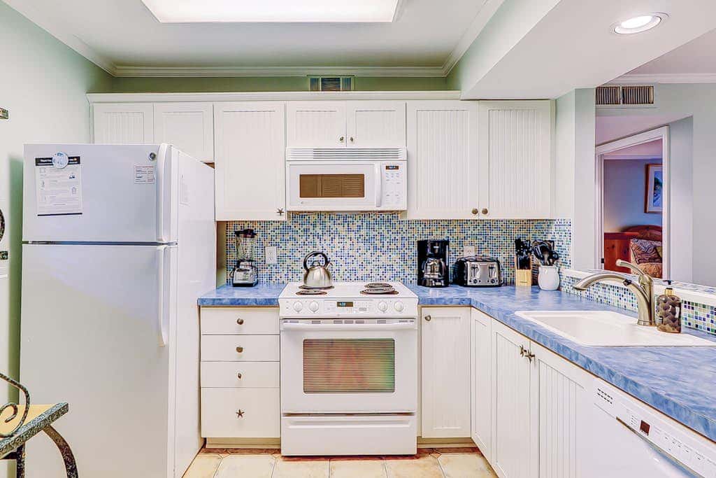 Fantastic Vacation Condo Close to Beach with Free WiFi, AC, WD, Shared Pool Tennis
