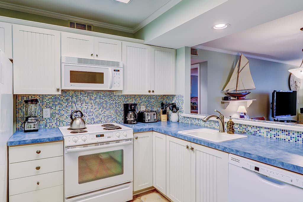 Fantastic Vacation Condo Close to Beach with Free WiFi, AC, WD, Shared Pool Tennis